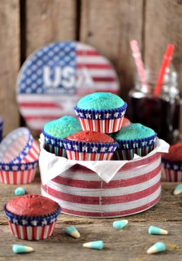 Cupcakes kırmızı ve mavi kadife bize günü bağımsızlık ya da doğum günü partisi.