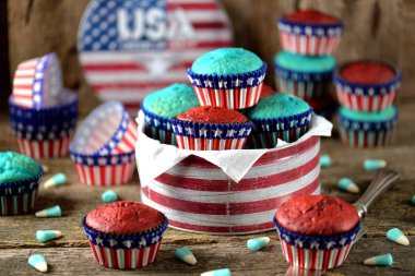 Cupcakes kırmızı ve mavi kadife bize günü bağımsızlık ya da doğum günü partisi.