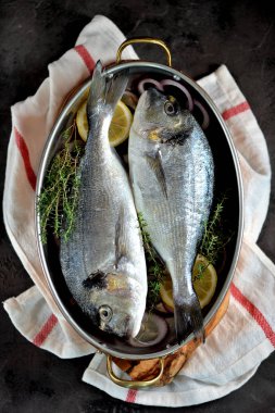 Aperatifler - cips, tuzlu fıstık, kaju fıstığı, badem ve fıstık, tuz, patates ile simit çeşitleri saman tuzlu.