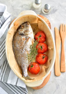 Kiraz domates, kekik ve zeytinyağı ile dorado Balık Fırında.