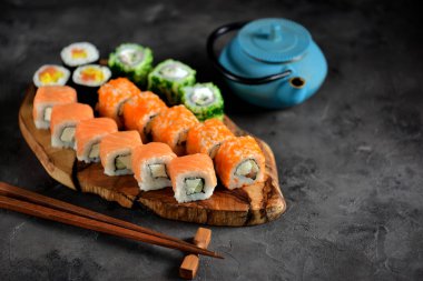 Somon, yumuşak peynir ve tobiko havyar ile lezzetli suşi. Japon yemekleri.