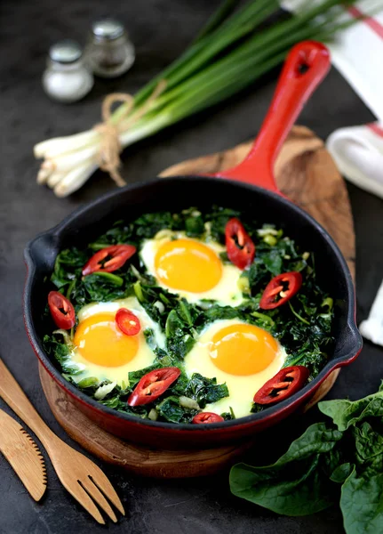 Shakshuka Verde Sănătos Spanac Ceapă Verde Cilantro Pătrunjel Chilipertsem Ulei — Fotografie, imagine de stoc