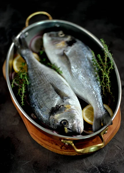 Dos Pescados Dorados Frescos Crudos Con Limón Cebolla Roja Tomillo — Foto de Stock