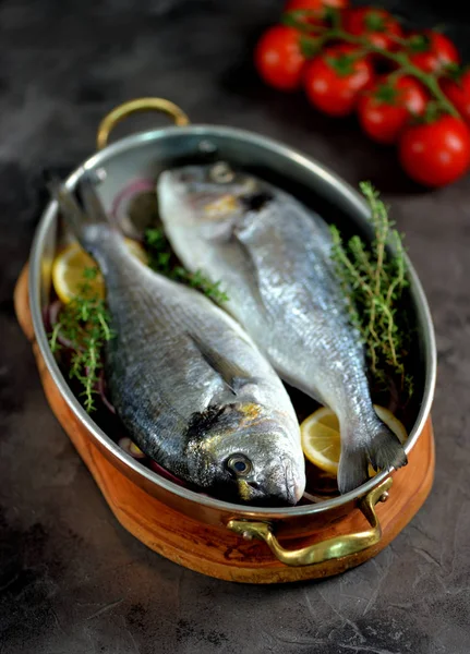 Dois Peixes Dorado Crus Frescos Com Limão Cebola Vermelha Tomilho — Fotografia de Stock