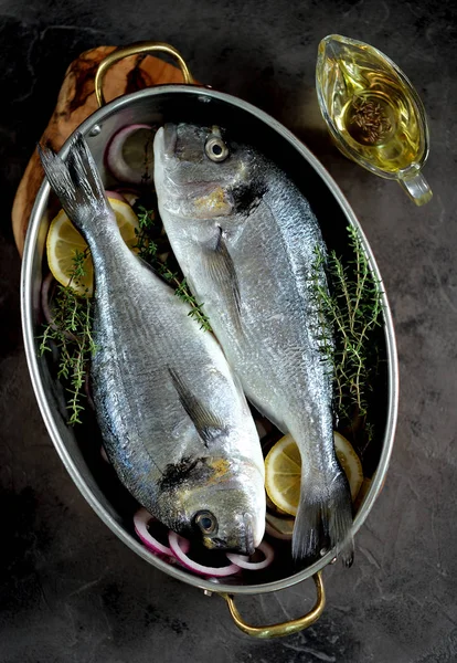 Dos Pescados Dorados Frescos Crudos Con Limón Cebolla Roja Tomillo — Foto de Stock