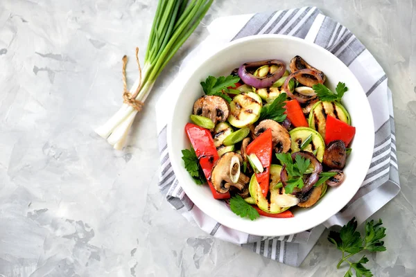 烤蔬菜 西葫芦 波托贝洛蘑菇 红辣椒 红洋葱 橄榄油 海盐和欧芹 健康食品 — 图库照片
