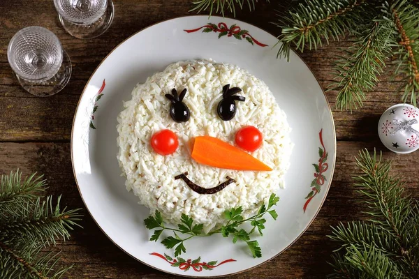 Ensalada Tradicional Rusa Año Nuevo Snowman Sobre Fondo Madera Viejo — Foto de Stock