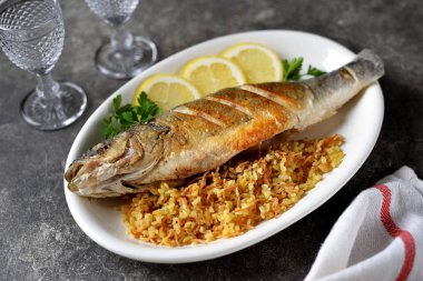 Izgara levrek, bulgur ve limon dilimleri..