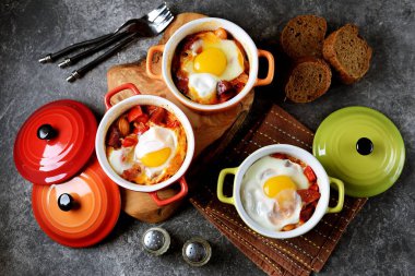 Chorizo, dolmalık biber, soğan, fırında yumurta ve domates soslu fasulye..