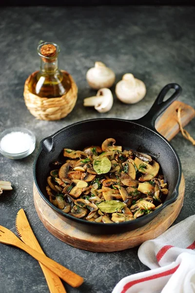 Setas Fritas Con Cebolla Ajo Laurel Eneldo — Foto de Stock