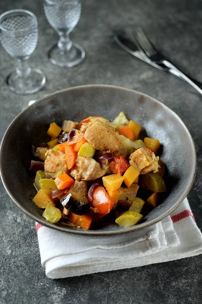 Kalkunlår Ragout Med Organiske Zucchinigrønnsaker Løk Neper Tomat Auberginer Sunn – stockfoto