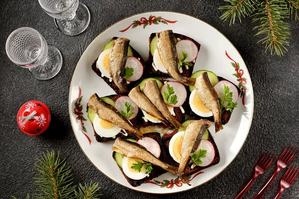 Sandwiches Van Baltische Sprot Roggebrood Met Komkommer Radijs Kerst Achtergrond — Stockfoto