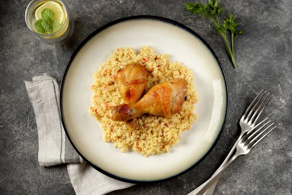 Gekookte Bulgur Met Groenten Gebakken Kipdrumsticks — Stockfoto