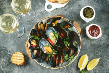 Yeşil soğanlı, sarımsaklı, maydanozlu, biberli, beyaz şaraplı ve zeytinyağlı taze midye. Üst görünüm. 