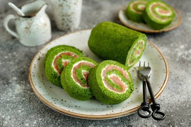 Ev yapımı ıspanak rulosu ve füme somon ve krem peynir. Sağlıklı yemek.. 