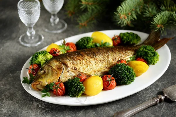 Baked Carp Fish Potatoes Cherry Tomatoes Broccoli Healthly Food — Stock Photo, Image