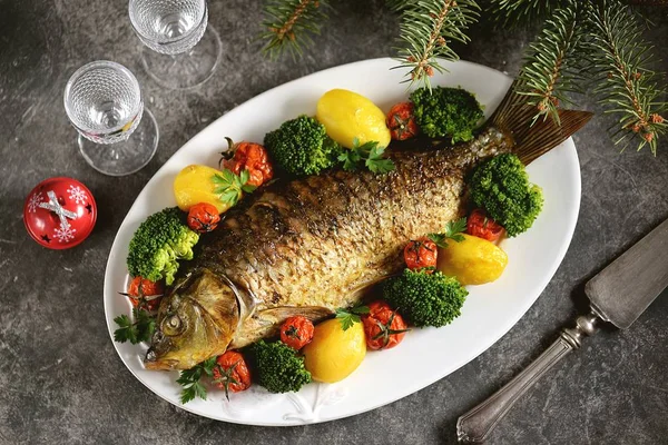 Baked Carp Fish Potatoes Cherry Tomatoes Broccoli Healthly Food — Stock Photo, Image