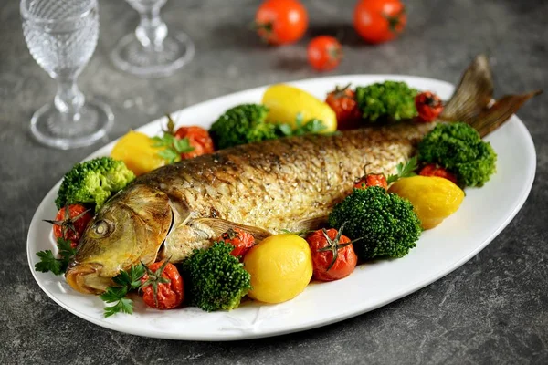 Baked Carp Fish Potatoes Cherry Tomatoes Broccoli Healthly Food — Stock Photo, Image