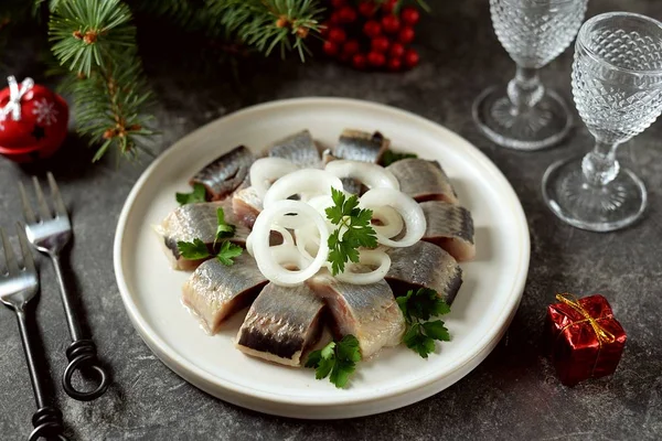 Кусочки Сельди Луком Маслом Уксусом Белом Блюде — стоковое фото