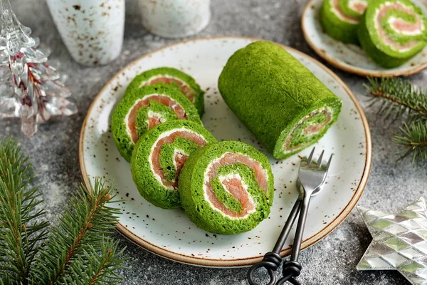 Hausgemachtes Spinatbrötchen Mit Räucherlachs Und Frischkäse Gesunde Ernährung — Stockfoto