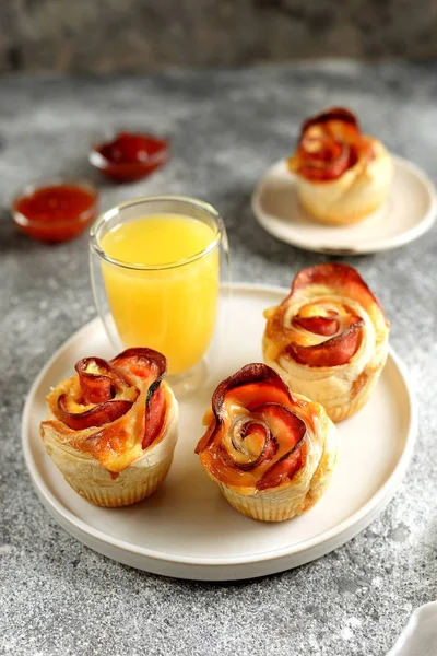 Muffin Rose Pasta Sfoglia Con Prosciutto Formaggio Uno Sfondo Leggero — Foto Stock