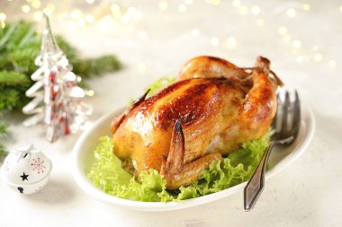 Bütün tavuğu marul yaprağında kızarttım. Noel ışığı arka planı.