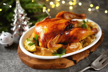 Elma dilimli leziz kızarmış tavuk. Noel arkaplanı.