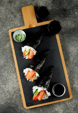 El yapımı suşi, somon, salatalık ve dolma biberli temaki suşisi..