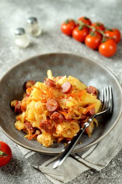 Patatesli lahana ve füme sosis..