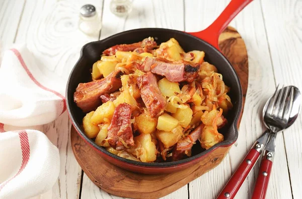 Batatas Cozidas Com Repolho Cenouras Cebolas Molho Tomate Costelas Defumadas — Fotografia de Stock