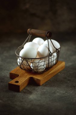 Demir bir sepette tavuk yumurtası..