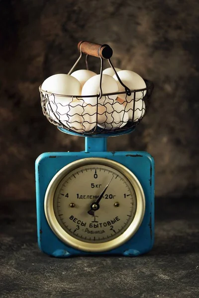 Kippeneieren Een Ijzeren Mand Vintage Sovjetweegschalen — Stockfoto