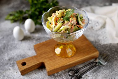 Salatalıklı fırında et salatası, havuç, yumurta, marul ve yeşil soğan..