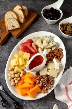 Zeytinli, fındıklı, meyveli ve ballı çeşitli peynir çeşitleri. Şarap partisi için aperatif..