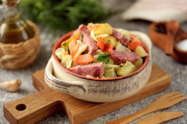 Jambonlu patates, lahana, soğan, havuç ve maydanoz. Ev yapımı organik yiyecekler.