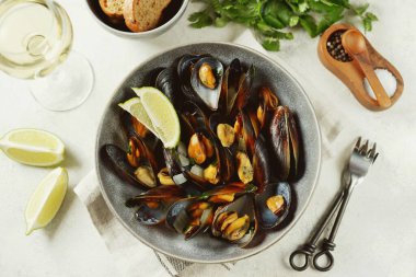 Beyaz şaraplı taze deniz midyesi soğanlı, sarımsaklı ve kişniş. Sağlıklı yemek..