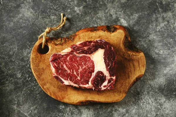 Bife Costela Cru Fresco Uma Tábua Madeira Alimentos Biológicos — Fotografia de Stock