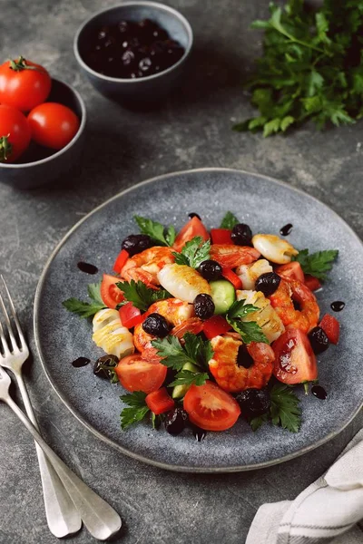 Insalata Gamberi Grandi Calamari Pomodorini Cetrioli Olive Secche Con Rucola — Foto Stock