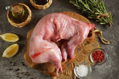 Demir tepside taze çiğ tavşan, kızılcık, biberiye, pembe biber ve deniz tuzu..