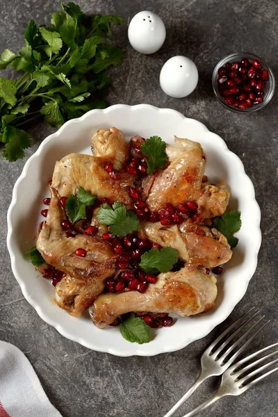 Plato Pollo Tradicional Armenio Con Cebolla Granada Semillas Cilantro Vino —  Fotos de Stock