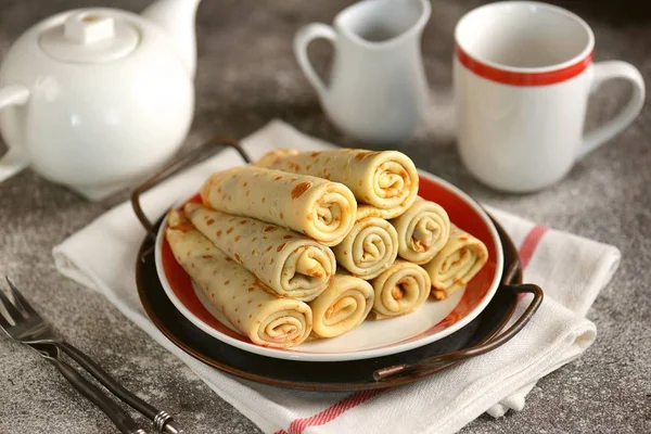 Hemgjorda Tunna Pannkakor Med Söt Grädde — Stockfoto