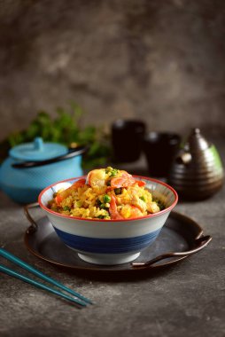 Kızarmış pirinç, yeşil bezelye, karides, tavuk, soğan, soya sosu ve acı biber. Sağlıklı yemek..