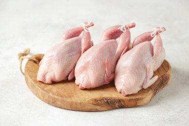 Hafif arka planda taze çiğ bıldırcın. Organik yiyecekler.