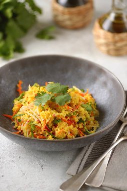 Turplu kuskus salatası, salatalık, havuç, kişniş, zeytinyağı ve şarap sirkesi. Sağlıklı yiyecekler.