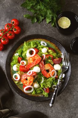 Mozzarella, vişneli domates, kırmızı soğan, marul ve zeytinyağlı kızarmış langoustine salatası..