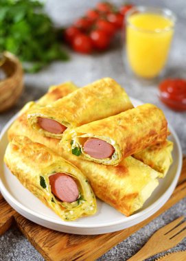 Peynirli lahanalı turtalar, haşlanmış yumurta, sosis ve maydanoz..