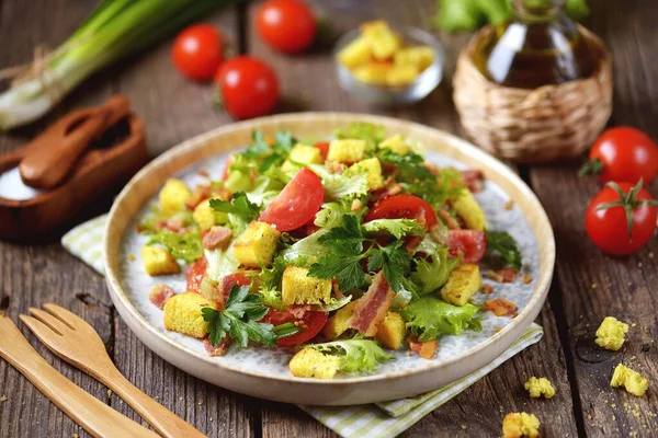 Salada Tomate Cereja Alface Com Bacon Frito Croutons Milho Com — Fotografia de Stock