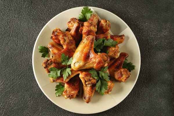 Grilled chicken wings with parsley.