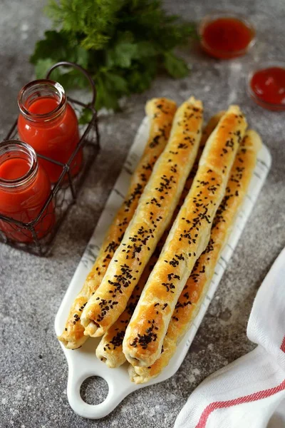 Puff Pastry Rollini Med Svamp Sesamfrön Och Tomatjuice — Stockfoto