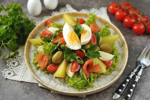 Salată Somon Afumat Salată Verde Roșii Cherry Măsline Ouă Cartofi — Fotografie, imagine de stoc